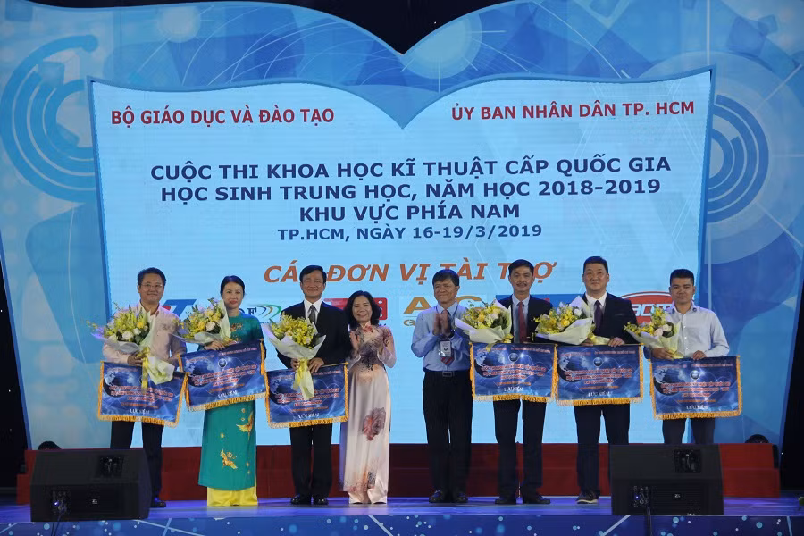Ban tổ chức tặng hoa cho các đơn vị đồng hành Cuộc thi