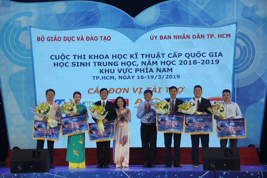 Ban tổ chức tặng hoa cho các đơn vị đồng hành Cuộc thi