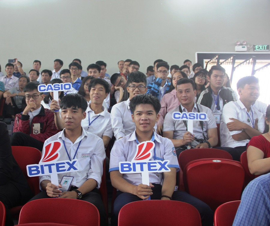 Học sinh hào hứng có mặt sớm tại Lễ trao giải