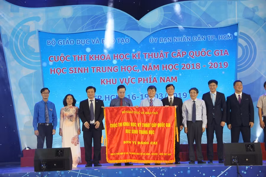 Đại diện Sở GD&ĐT Đà Nẵng nhận cờ đăng cai tổ chức Cuộc thi KHKT năm 2019-2020
