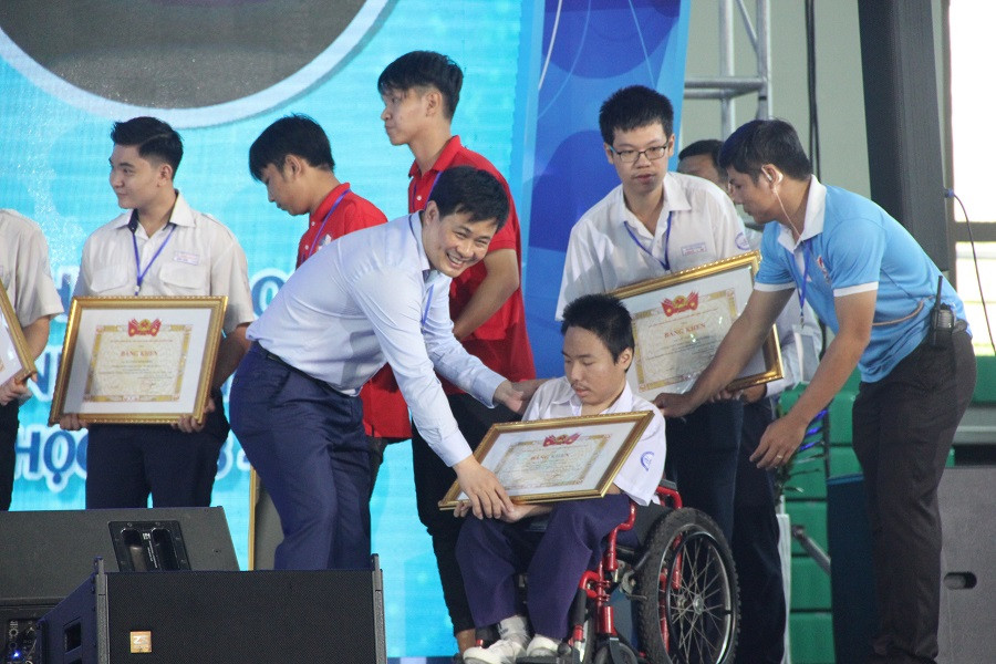 Dự án của em Trần Thanh Hải và Lữ Thế Vỹ đạt giải Ba tại Cuộc thi. Thanh Hải là gương mặt quen thuộc của học sinh TP.HCM tại các cuộc thi HKKT từ nhiều năm nay. Em bị teo cơ, hai chân bị liệt nhưng luôn nỗ lực theo đuổi niềm đam mê của mình