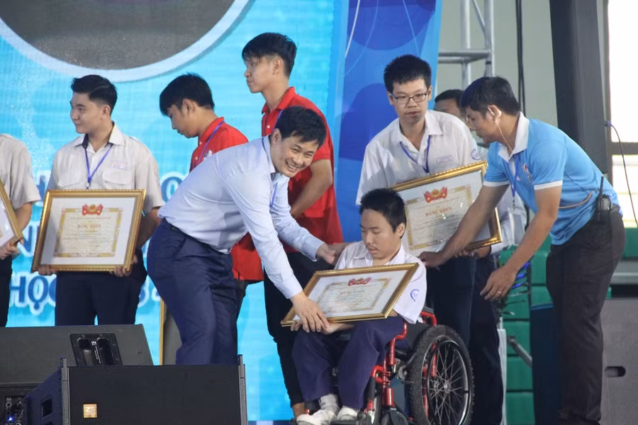 Dự án của em Trần Thanh Hải và Lữ Thế Vỹ đạt giải Ba tại Cuộc thi. Thanh Hải là gương mặt quen thuộc của học sinh TP.HCM tại các cuộc thi HKKT từ nhiều năm nay. Em bị teo cơ, hai chân bị liệt nhưng luôn nỗ lực theo đuổi niềm đam mê của mình