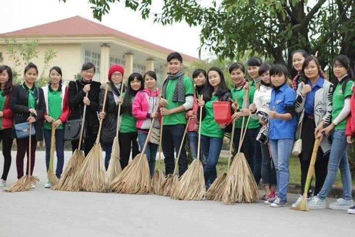 Sinh viên Trường CĐSP Trung ương ra quân vì môi trường