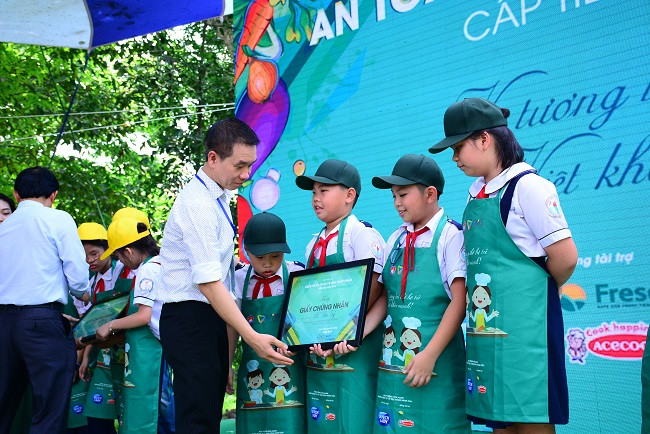 Các em nhận giấy chứng nhận tại cuộc thi