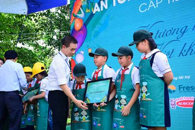 Các em nhận giấy chứng nhận tại cuộc thi Các em nhận giấy chứng nhận tại cuộc thi