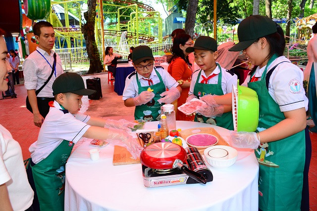 Học sinh chuẩn bị các món ăn