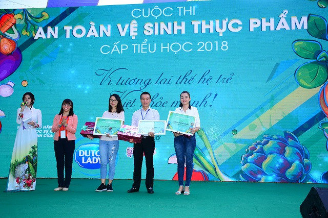 Đại diện các trường nhận giấy chứng nhận cuộc thi
