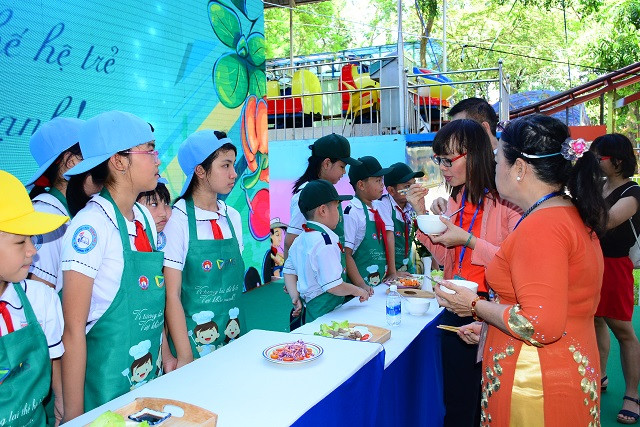 Ban giám khảo chấm thi các món ăn do HS tự chế biến