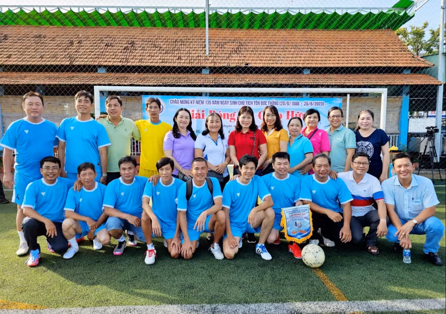 Ngành Giáo dục An Giang tổ chức giải bóng đá giao hữu nhân kỷ niệm 135 năm Ngày sinh Chủ tịch Tôn Đức Thắng.