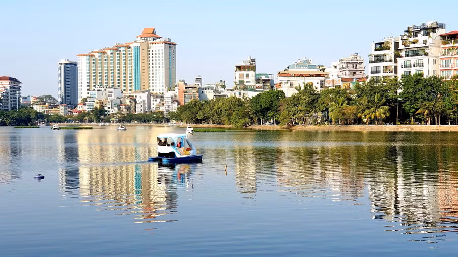 Nhiều gia đình chọn hồ Trúc Bạch để được cùng nhau bơi thuyền trong nắng ấm đầu năm.