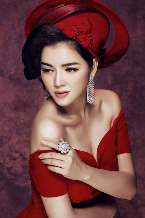 Lý Nhã Kỳ khoe lưng trần gợi cảm - Ảnh 1 Lý Nhã Kỳ khoe lưng trần gợi cảm - Ảnh 1