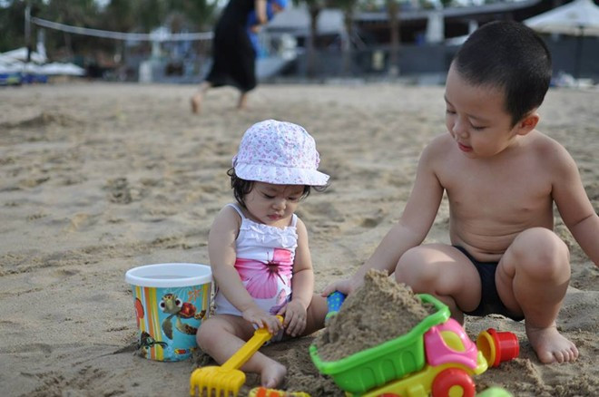 Giun sán lây truyền chủ yếu qua đường tiêu hóa, với trung gian quan trọng là bàn tay nên mọi người trong gia đình đều có thể bị lây nhiễm chéo.