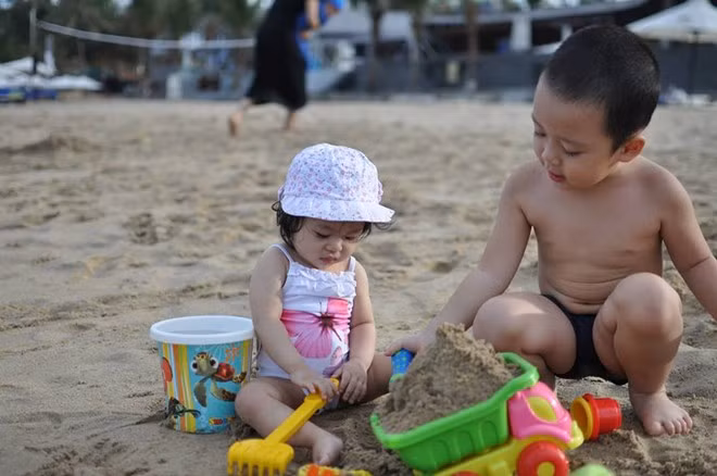 Giun sán lây truyền chủ yếu qua đường tiêu hóa, với trung gian quan trọng là bàn tay nên mọi người trong gia đình đều có thể bị lây nhiễm chéo.