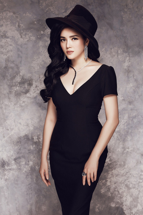 Lý Nhã Kỳ khoe lưng trần gợi cảm - Ảnh 5 Lý Nhã Kỳ khoe lưng trần gợi cảm - Ảnh 5