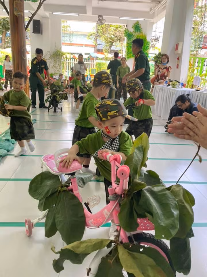 Chiến sĩ nhí thồ hàng ra tiền tuyến