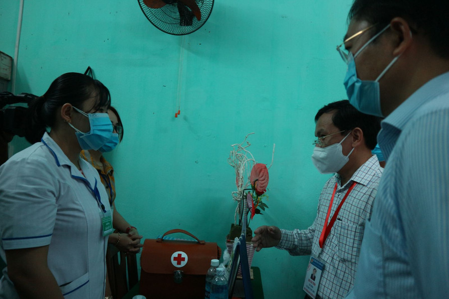 Ông Mai Văn Trinh thăm hỏi và động viên cán bộ y tế thực hiện nhiệm vụ tại điểm thi trường THPT Hoàng Diệu