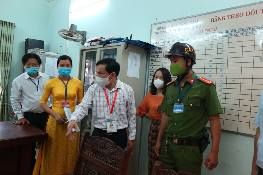 Cục trưởng Mai Văn Trinh kiểm tra công tác bảo quản đề thi tại điểm thi trường THPT Hoàng DIệu