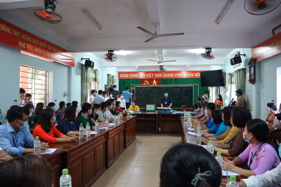 Cục trưởng Cục Quản lý chất lượng- Bộ GD&ĐT Mai Văn Trinh động viên và lưu ý cán bộ, giáo viên coi thi tại điểm thi trường THPT Hoàng Diệu thực hiện tốt quy chế thi.