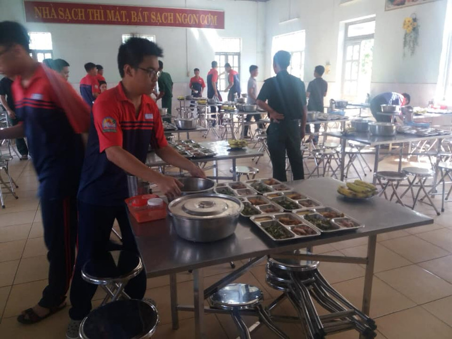 Chuẩn bị cho bữa cơm quân ngũ Chuẩn bị cho bữa cơm quân ngũ