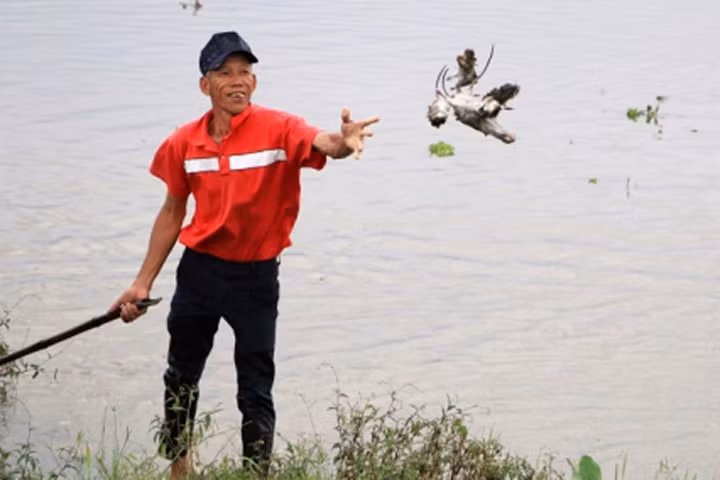 Nước lũ ngập đồng, người dân đổ xô đi "săn" chuột