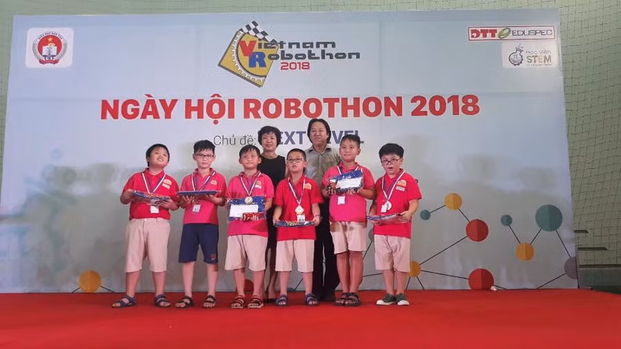 Các học sinh nhận giải tại ngày hội