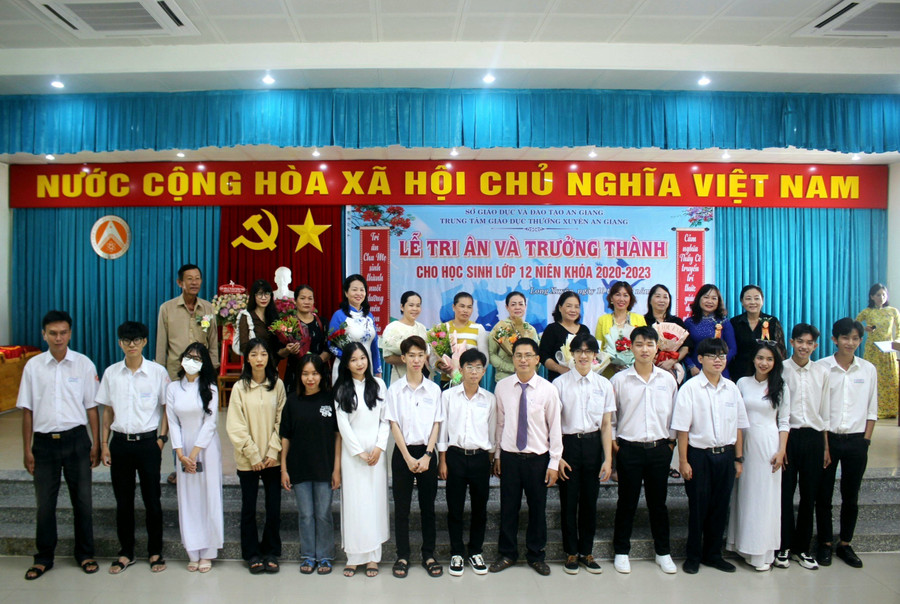 Lễ Tri ân và Trưởng thành cho học sinh lớp 12 năm 2022 - 2023 tại Trung tâm.