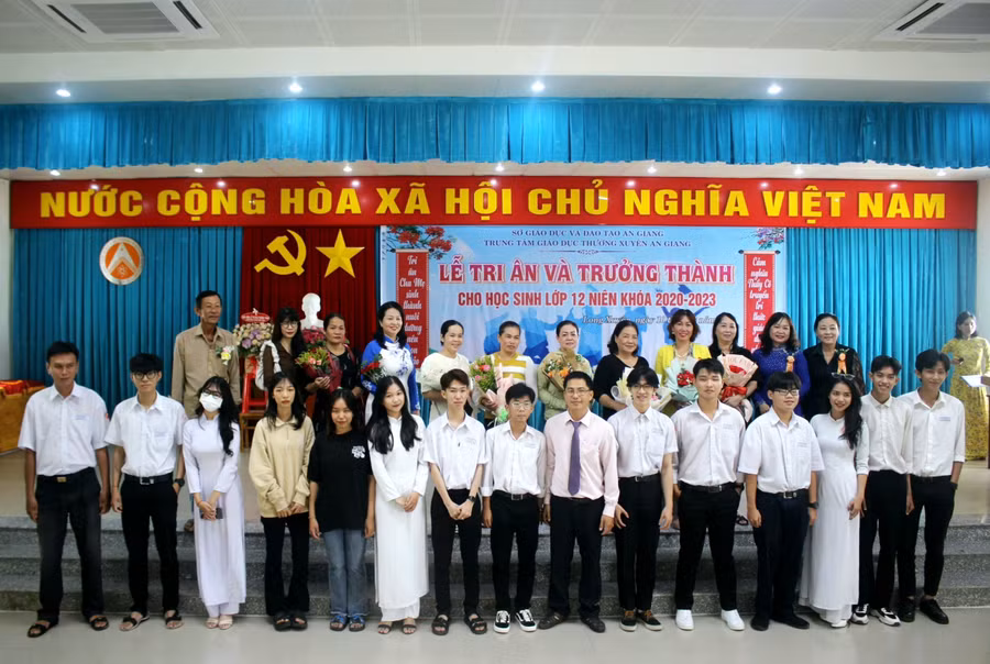 Lễ Tri ân và Trưởng thành cho học sinh lớp 12 năm 2022 - 2023 tại Trung tâm.