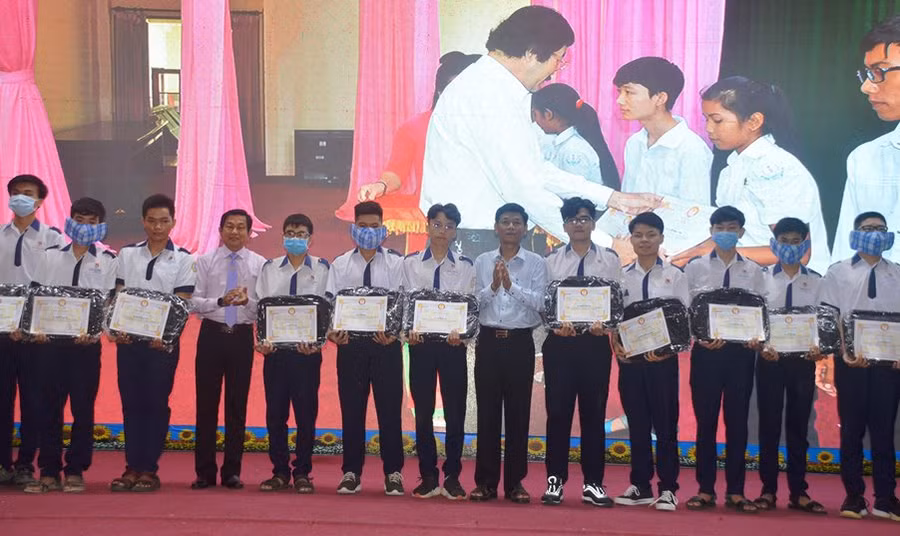 Trao quà và học bổng cho các em HS, SV.