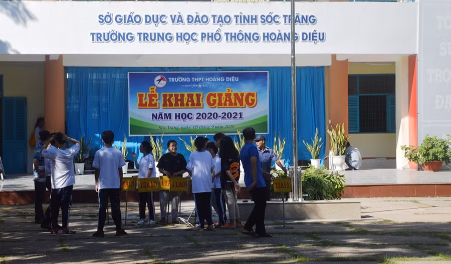 Thầy trò Trường THPT Hoàng Diệu (TP Sóc Trăng) chuẩn bị sân lễ.
