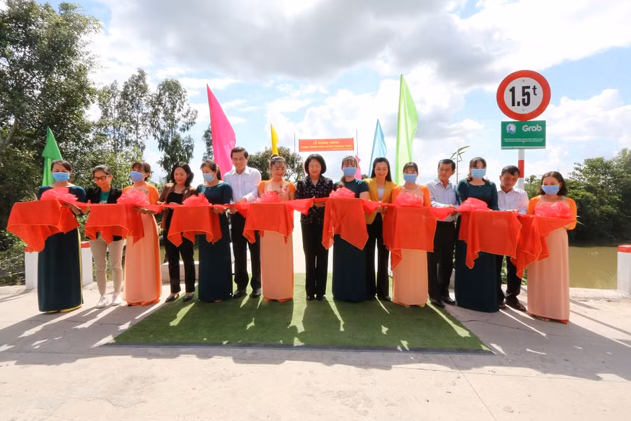 Phó Chủ tịch nước Đặng Thị Ngọc Thịnh cùng các đơn vị, địa phương cắt băng khánh thành cầu kênh Phụng Thớt.