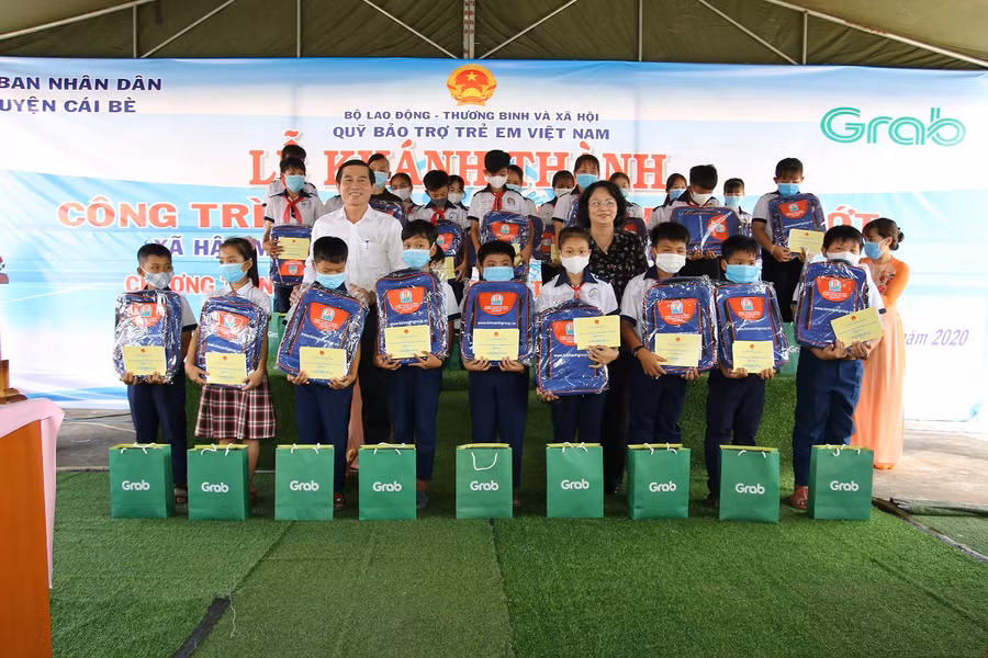 Phó Chủ tịch nước Đặng Thị Ngọc Thịnh cùng lãnh đạo tỉnh Tiền Giang trao quà và học bổng cho HS.