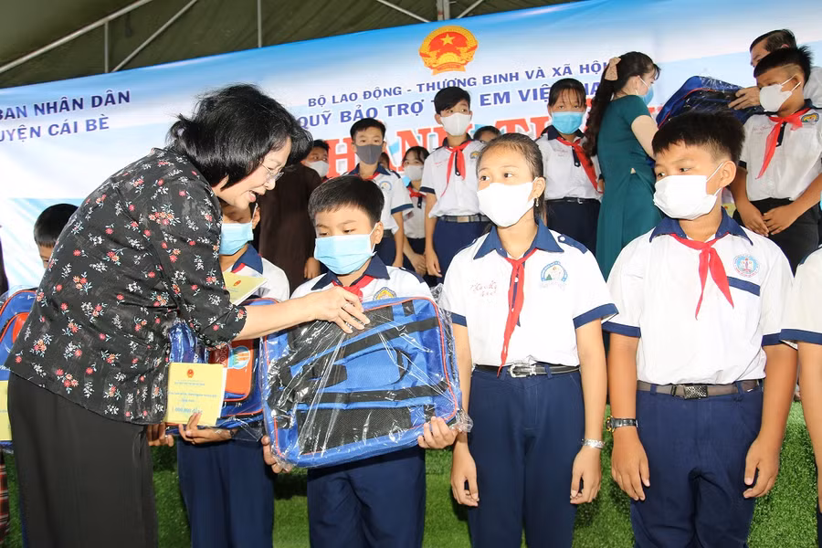 Phó Chủ tịch nước Đặng Thị Ngọc Thịnh trao quà và học bổng cho các em HS.
