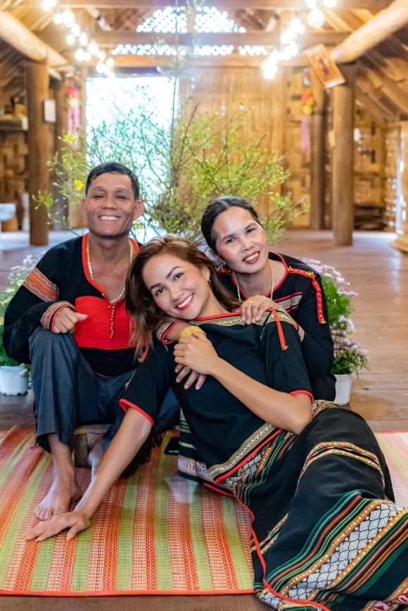 Hoa hậu H"Hen Niê mặc trang phục truyền thống của người Ê Đê, đón năm mới cùng gia đình thân yêu. Hoa hậu H"Hen Niê mặc trang phục truyền thống của người Ê Đê, đón năm mới cùng gia đình thân yêu.