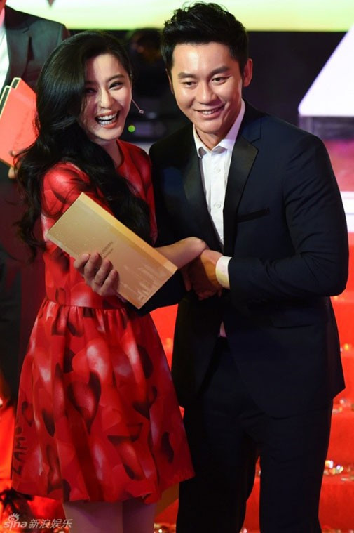 Phạm Băng Băng - Lý Thần không có mặt dù trước đó khẳng định chắc chắn thu xếp mọi công việc trong ngày vui Huỳnh Hiểu Minh. Phạm Băng Băng - Lý Thần không có mặt dù trước đó khẳng định chắc chắn thu xếp mọi công việc trong ngày vui Huỳnh Hiểu Minh.