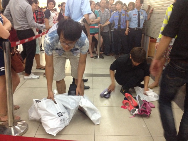 Xả hàng đồng giá, người dân "chui" cửa cuốn để mua giày