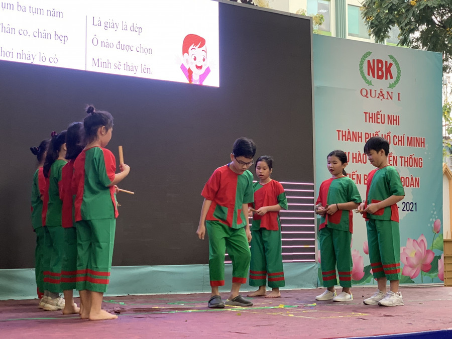 Học sinh vừa hát đồng dao vừa chơi nhảy lò cò Học sinh vừa hát đồng dao vừa chơi nhảy lò cò