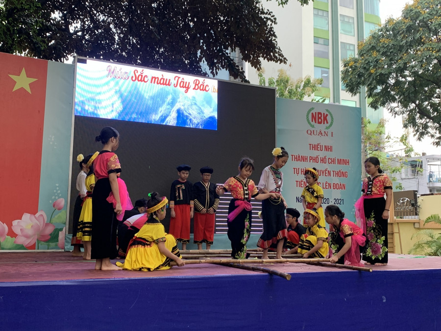 Một tiết mục văn nghệ của học sinh trong ngày hội Một tiết mục văn nghệ của học sinh trong ngày hội