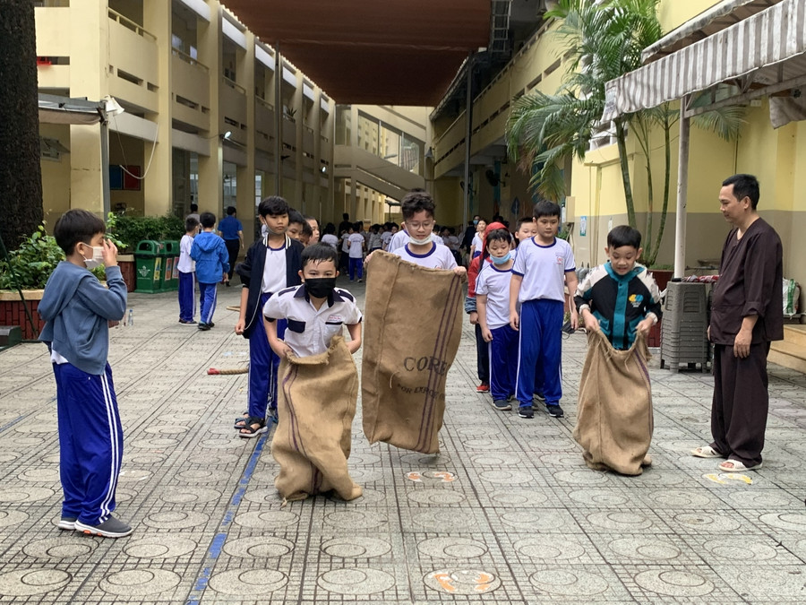Tham gia trò chơi nhảy bao bố Tham gia trò chơi nhảy bao bố