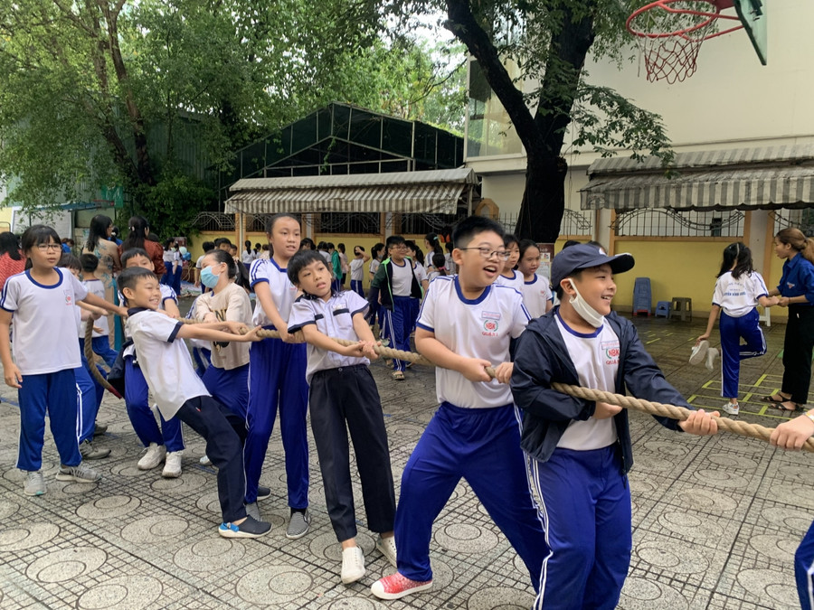 Trò chơi kéo co thu hút đông học sinh tham gia Trò chơi kéo co thu hút đông học sinh tham gia