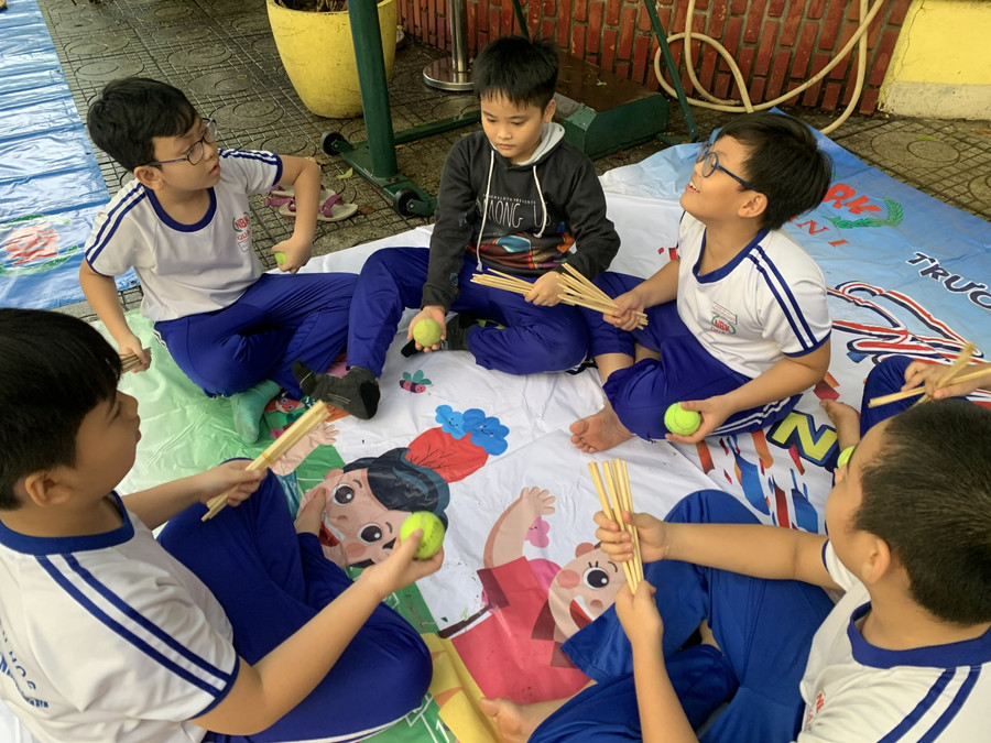 Các em chơi trò chuyền banh Các em chơi trò chuyền banh