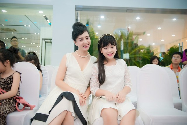 Diễn viên Chiều Xuân và con gái Hồng Khanh Diễn viên Chiều Xuân và con gái Hồng Khanh