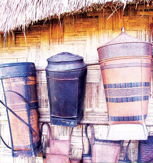 Kỳ lạ chiếc gùi của sơn nữ ảnh 1 Kỳ lạ chiếc gùi của sơn nữ - ảnh 1