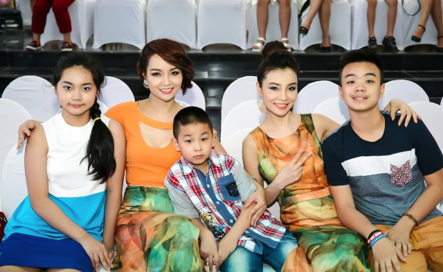 Hai người đẹp tham dự sự kiện cùng với các con Hai người đẹp tham dự sự kiện cùng với các con