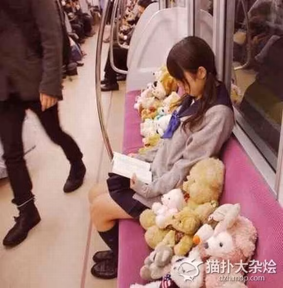 Cười bò với hình ảnh hài hước chỉ có trên tàu điện 7