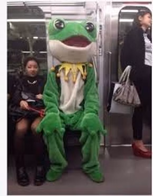 Cười bò với hình ảnh hài hước chỉ có trên tàu điện 0