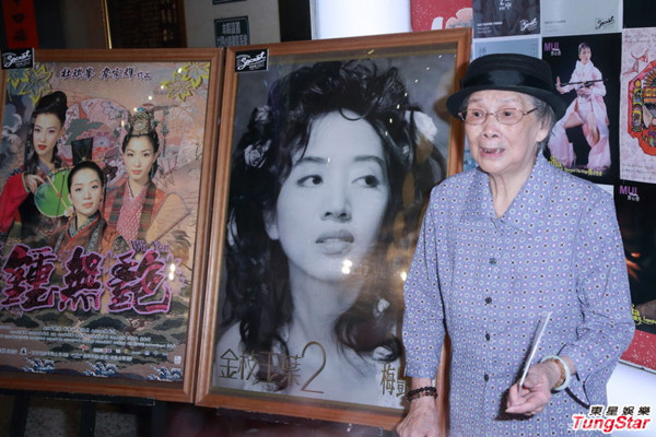 Mẹ Mai Diễm Phương góp mặt trong hoạt động từ thiện. Sau ồn ào vì vụ bị yêu cầu rời khỏi căn hộ cho thuê, hiện tại bà Đàm Mỹ Kim cũng đã ổn định cuộc sống. dam-dieu-van-3-9961-1437264735.jpg