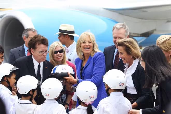 Bà Biden gặp gỡ vào chào hỏi nhóm trẻ em Việt Nam được sứ quán Mỹ trao tặng mũ bảo hiểm. Ảnh: NGUYỄN KHÁNH
