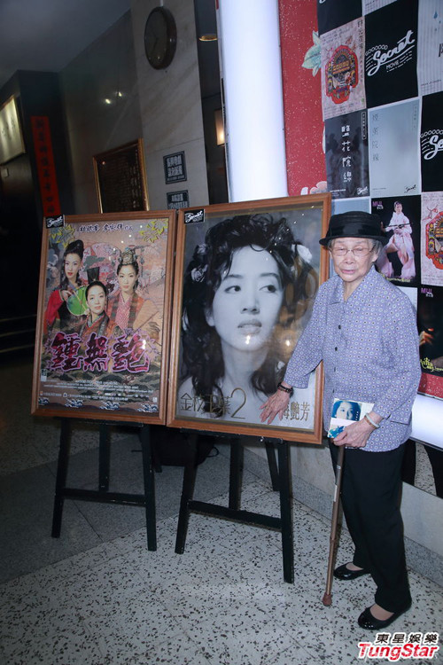 Bà Đàm đứng tần ngần bên những tấm di ảnh của con gái, bà còn sờ tay vào từng tấm ảnh của con. dam-dieu-van-5-8213-1437264735.jpg