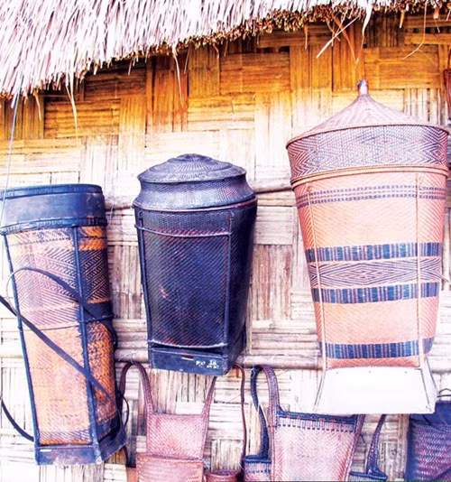 Kỳ lạ chiếc gùi của sơn nữ - ảnh 1