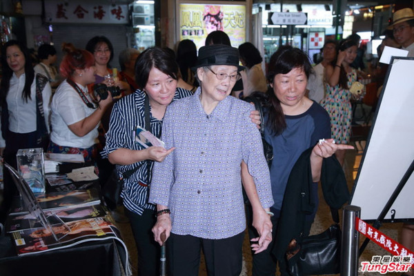 Rất nhiều người tới dự lễ kỷ niệm và nhìn lại những hình ảnh của Mai Diễm Phương. dam-dieu-van-6-3689-1437264735.jpg